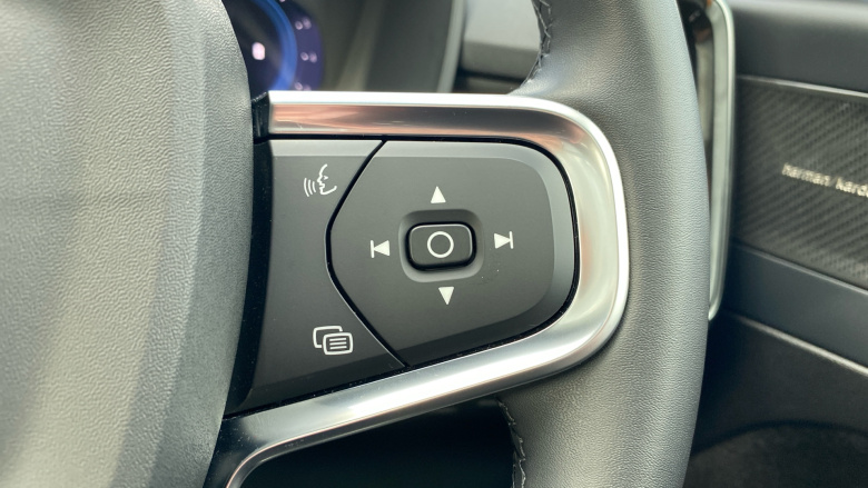 Volvo XC40 2.0 B3P Ultimate Dark 5dr Auto Petrol Estate